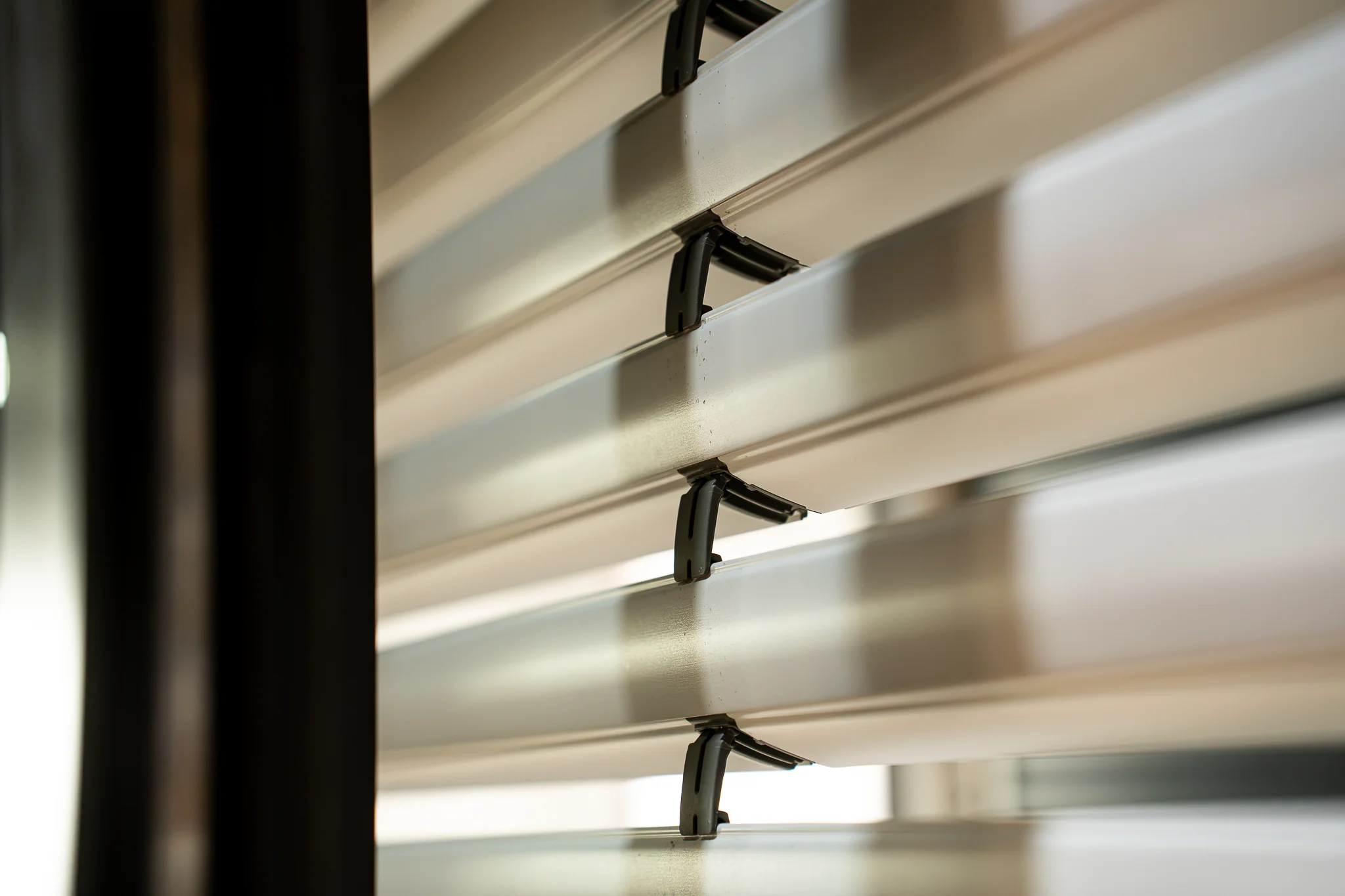 Stores et volets présentés dans le showroom ALU PROJECT à Nègrepelisse — vue 7