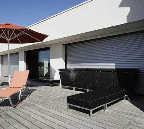 Stores et volets posés sur une maison